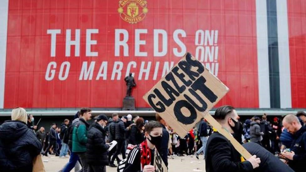 Μάντσεστερ Γιουνάιτεντ-Λίβερπουλ: Καθυστερεί η έναρξη του ντέρμπι μετά την εισβολή των οπαδών