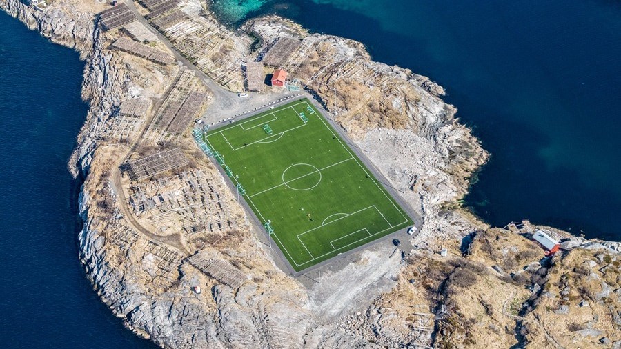 Γήπεδο ποδοσφαίρου σε μαγευτική τοποθεσία