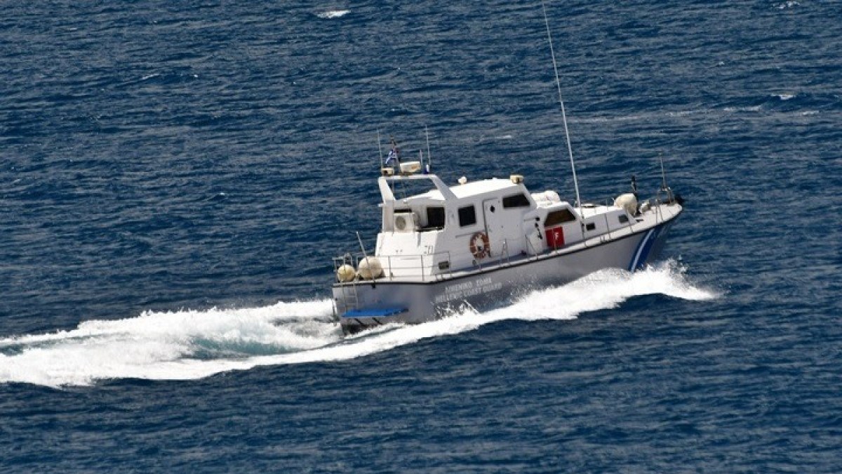 Καλαμάτα: Θαλαμηγό σκάφος με 170 μετανάστες ρυμουλκείται στο λιμάνι