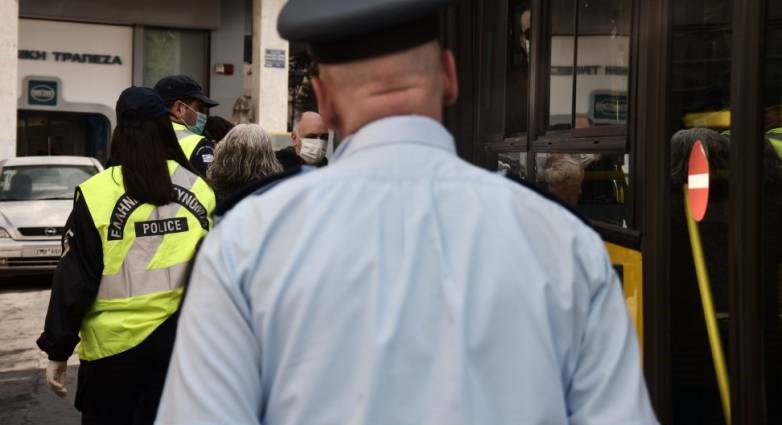 Αχαΐα: Αστυνομικός “έριξε” πρόστιμο σε… αστυνομικό γιατί δεν φορούσε μάσκα