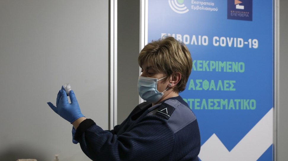 Κορονοϊός: Τι μπορούν να κάνουν όσοι έχουν ολοκληρώσει τον εμβολιασμό – Τι λένε οι ειδικοί για τη μάσκα