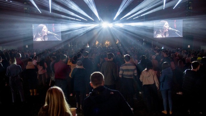 Βρετανία: Το πείραμα του Λίβερπουλ – 5.000 άτομα σε συναυλία χωρίς μάσκες και αποστάσεις – ΒΙΝΤΕΟ