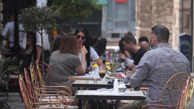 Σήκωσε ρολά η εστίαση: Γέμισαν με κόσμο τα τραπεζάκια – Οι προβληματισμοί και το “παράθυρο” για διευρυμένο ωράριο από 15 Μαΐου