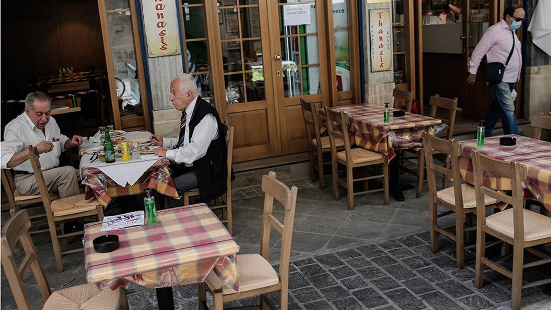 Εστίαση: Σήκωσε ρολά μετά από έξι μήνες – Γέμισαν με κόσμο καφέ και μπαρ στην Αττική