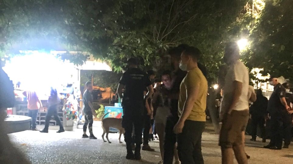 Παγκράτι: Αστυνομικοί φροντίζουν για την τήρηση των μέτρων στην πλατεία Βαρνάβα – ΦΩΤΟ
