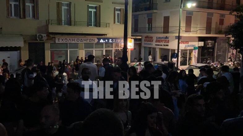 Πάτρα: Έκλεισαν τα μαγαζιά, γέμισαν οι σκάλες- Ξέφρενο πάρτι με μουσική α καπέλα – ΦΩΤΟ – ΒΙΝΤΕΟ