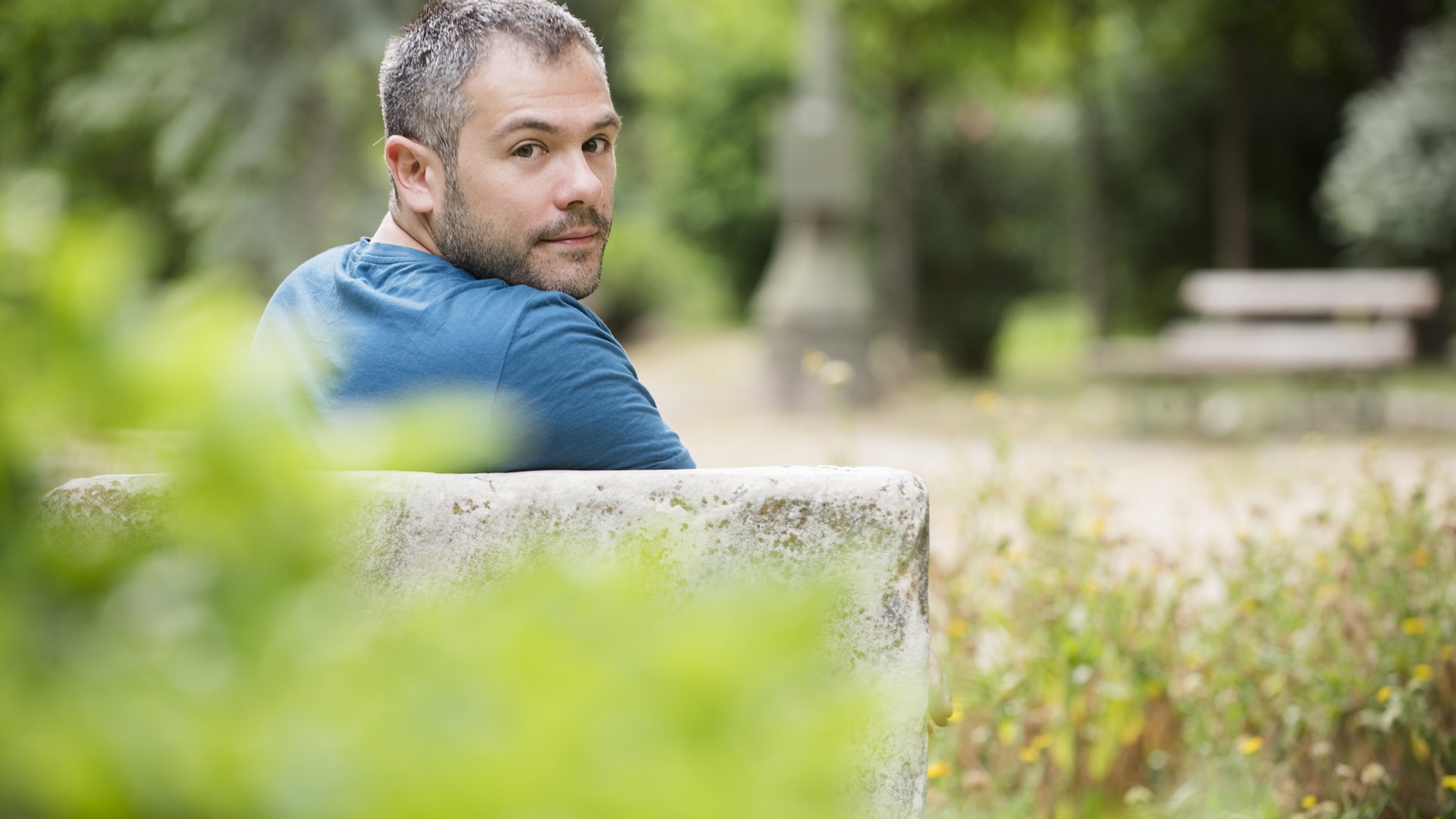 Ο Κοέν ανεβάζει το ψυχολογικό θρίλερ “Θηλιά” στο θερινό θέατρο “Αθηνά” με γερό θίασο
