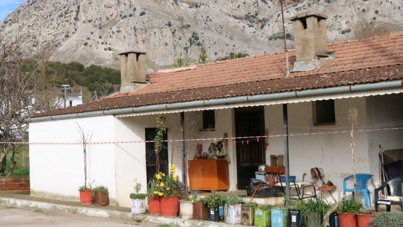 Φονική ληστεία στο Χαλκιόπουλο: Πέθανε η 85χρονη που ήταν δεμένη κοντά στον νεκρό σύζυγό της