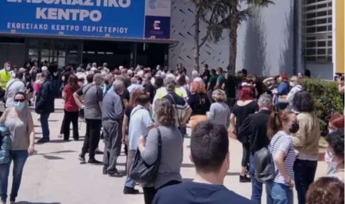 Περιστέρι: Ουρές έξω από το εμβολιαστικό κέντρο λόγω… internet