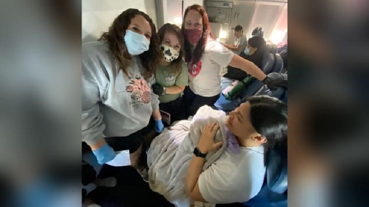 Τοκετός στον αέρα: Γυναίκα γέννησε την ώρα της πτήσης ενώ δεν ήξερε ότι ήταν έγκυος