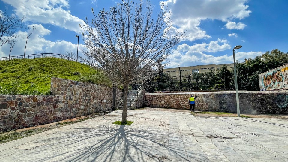 Μεγάλη αντι-γκράφιτι επιχείρηση  στην Ερμού: Καθάρισε ο πέτρινος τοίχος του Κεραμεικού – ΦΩΤΟ – ΒΙΝΤΕΟ