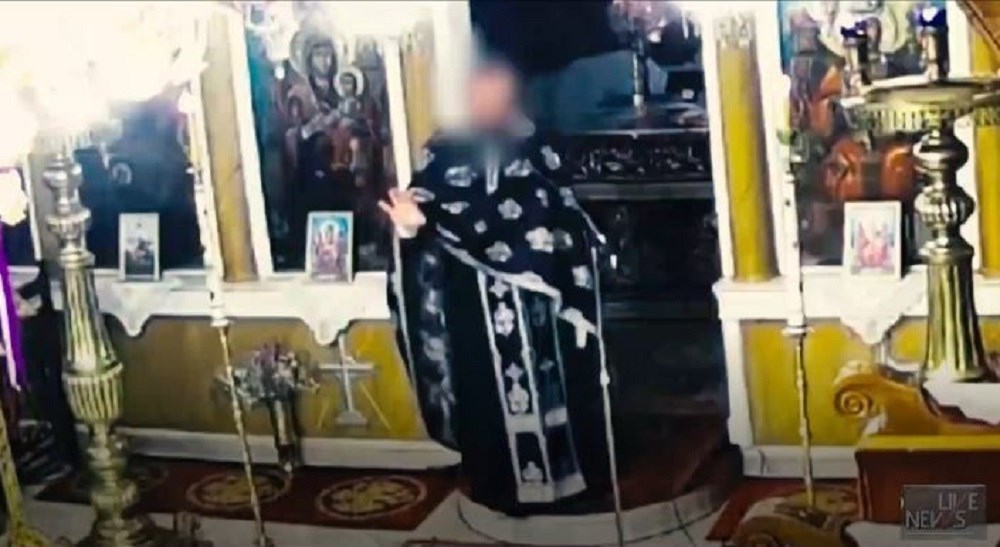 Ιερέας στη Χαλκιδική: Όποιος έχει κάνει εμβόλιο, τεστ κορονοϊού ή φοράει μάσκα δεν θα μπει στην εκκλησία