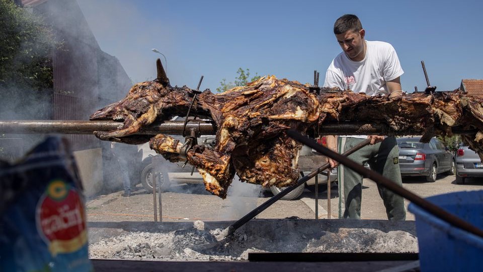 Κορονοϊός-Σερβία: Ταβέρνα έγινε εμβολιαστικό κέντρο και κερνάει ψητό σούβλας – ΦΩΤΟ