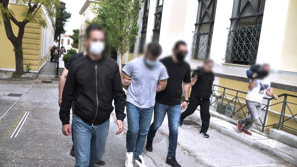 Καλύβια: Προφυλακιστέος ο 32χρονος που σκότωσε τον 60χρονο για τα… κοινόχρηστα και τα μάγια