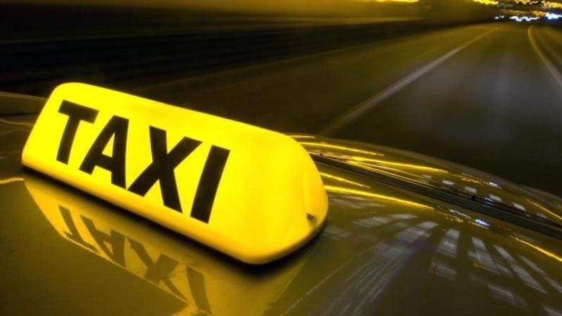 Ταξιτζής “ξάφριζε” τους τραπεζικούς λογαριασμούς ηλικιωμένων επιβατών – ΒΙΝΤΕΟ