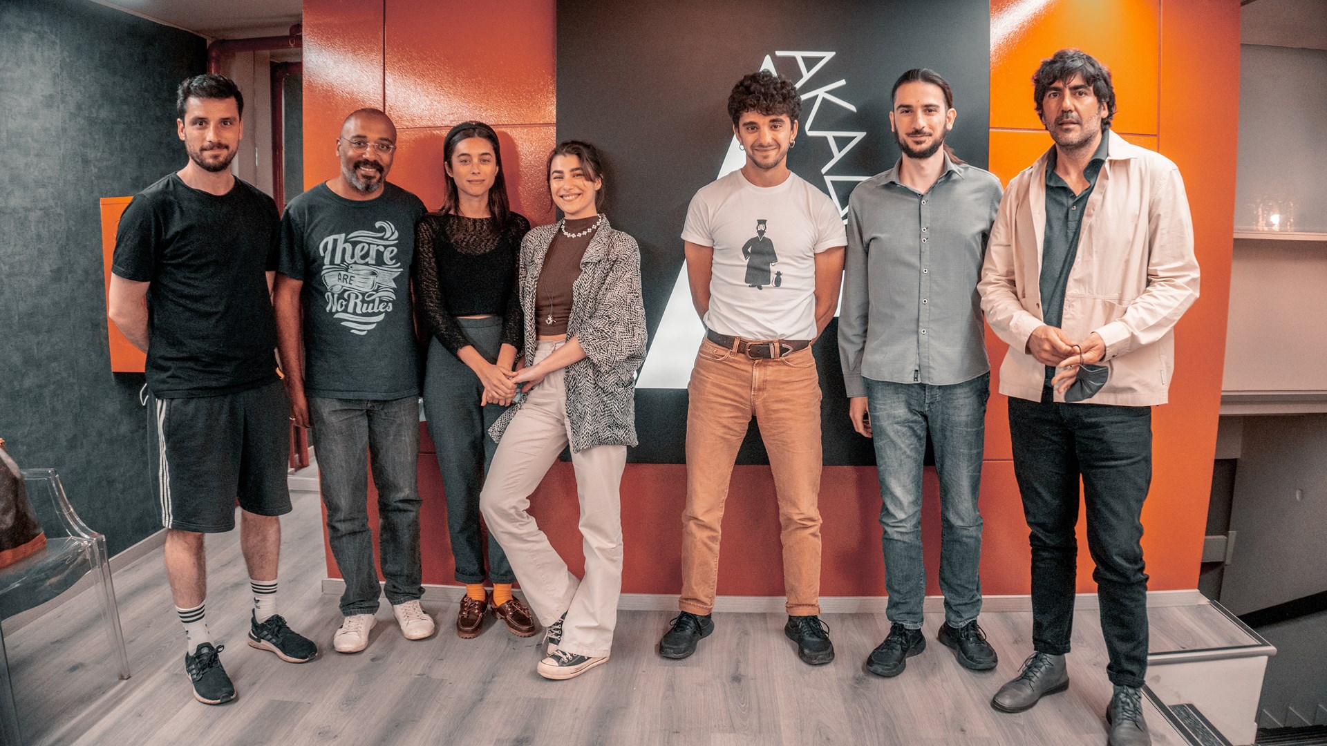 Τα πρώτα κλικ από τους “Άθικτους” που ανεβάζει στον Νέο Ακάδημο ο Χανιωτάκης με Καρυστινό – Χατζηαγγελάκη