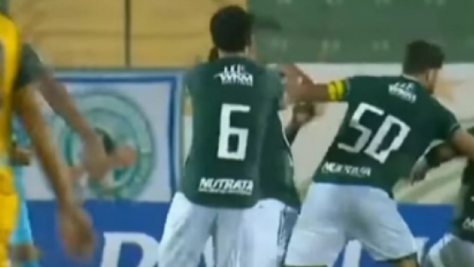 Βραζιλία: Συμπαίκτες πλακώθηκαν στο ξύλο και αποβλήθηκαν – ΒΙΝΤΕΟ