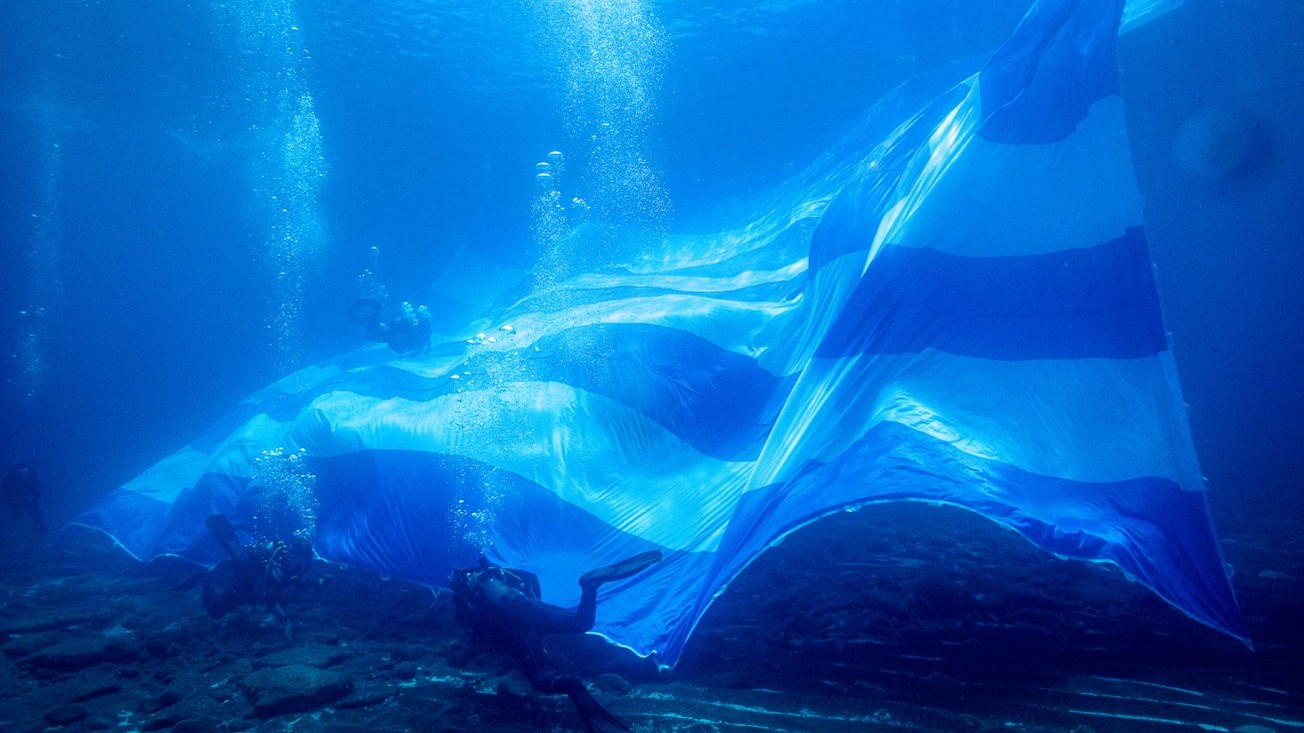 Στη Σαντορίνη η μεγαλύτερη υποβρύχια ελληνική σημαία – Δείτε τις εντυπωσιακές εικόνες