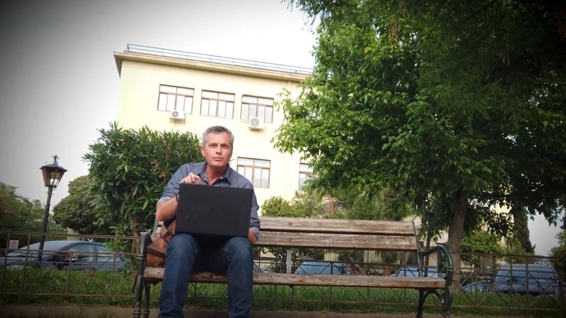 Ο ηθοποιός Μάριος Αθανασίου πρωταγωνιστής σε σποτ του ΣΥΡΙΖΑ – “Μόλις καταργήσουν το 8ωρο θα καταλάβετε τη διαφορά”