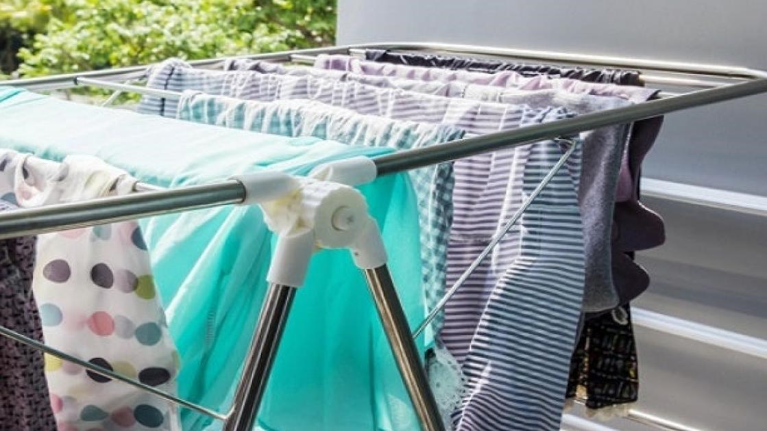 Η σπείρα της… απλώστρας: Πώς έκλεβαν χρήματα και κοσμήματα προφασιζόμενοι ότι έπεφταν ρούχα από το μπαλκόνι