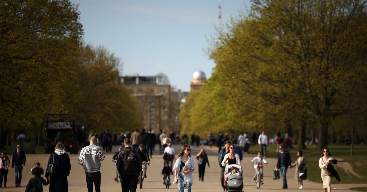 Κλάιβ Ντιξ: “Ο νέος κορονοϊός δεν θα κυκλοφορεί στη Βρετανία έως τον Αύγουστο”