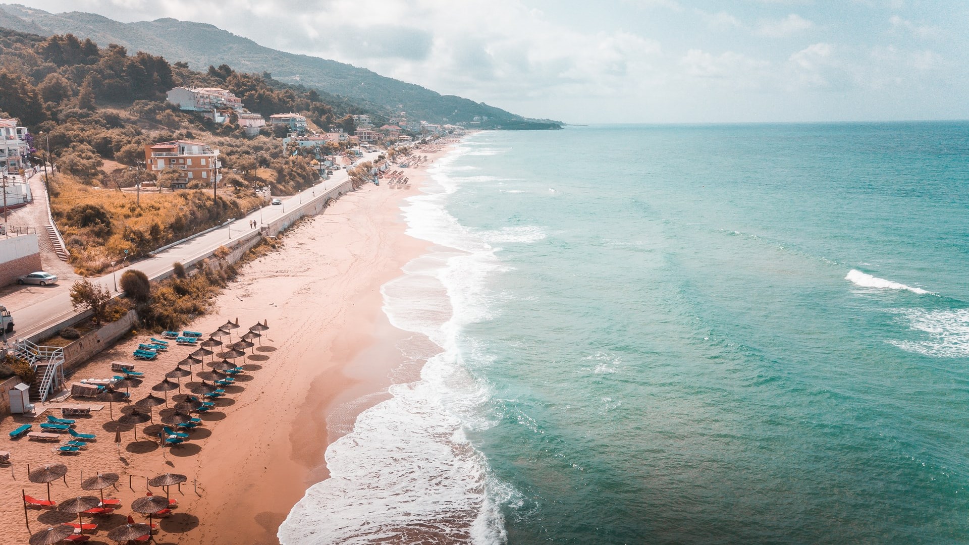 Ανοίγουν οι οργανωμένες παραλίες – Τι ισχύει για ξαπλώστρες, αποστάσεις και λουόμενους – ΒΙΝΤΕΟ