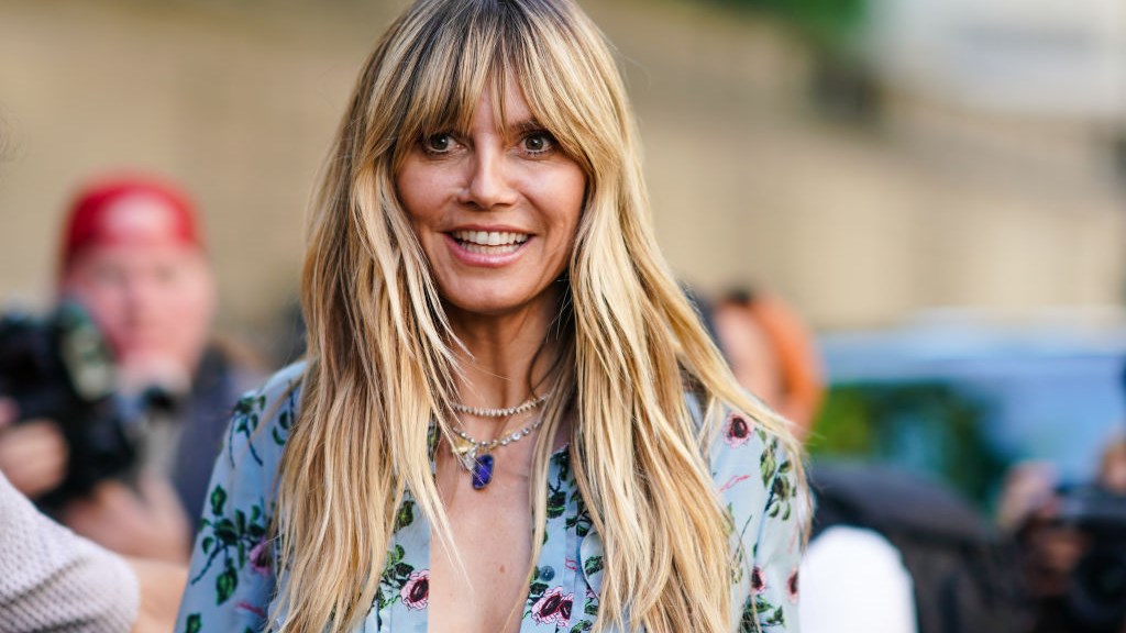 Διάσημα μοντέλα που δεν δίστασαν να δείξουν την… κοιλίτσα τους στην πασαρέλα