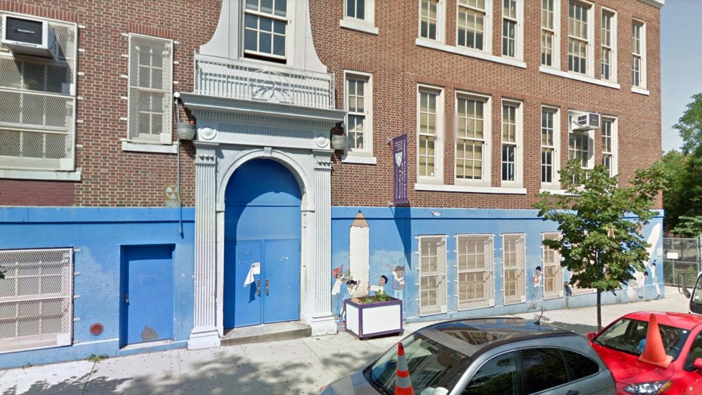 Σάλος στη Νέα Υόρκη: Δασκάλα ερωτοτροπούσε με ημίγυμνο άνδρα κατά τη διάρκεια μαθήματος μέσω Zoom