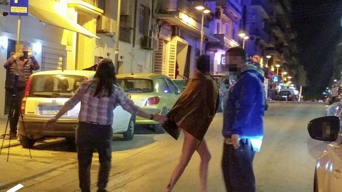 Θεσσαλονίκη: Γυναίκα βγήκε ολόγυμνη σε κεντρικό δρόμο – ΦΩΤΟ