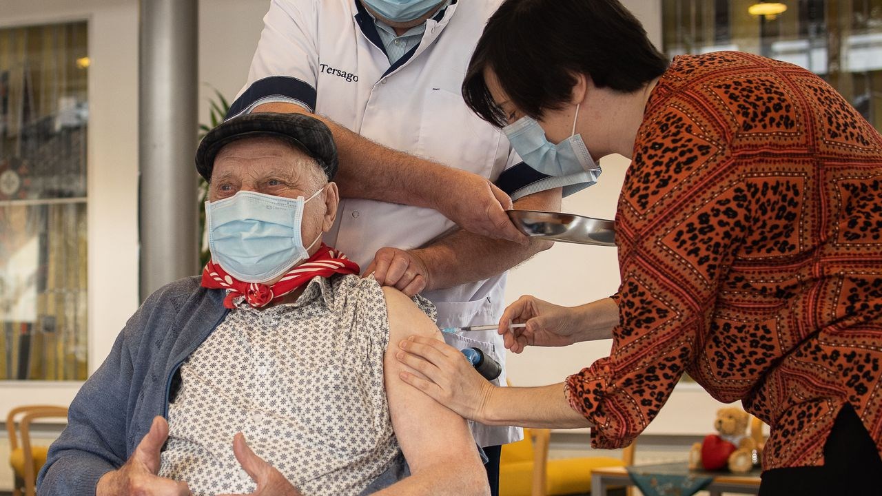 Βέλγιο: Στα 97 του πέθανε ο πρώτος που είχε εμβολιαστεί κατά του κορονοϊού