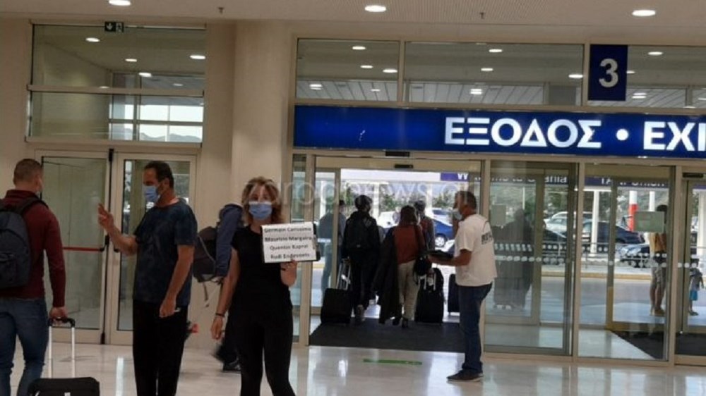 Έφτασαν οι πρώτοι τουρίστες στα Χανιά – Εμβολιασμένοι και με αρνητικό τεστ