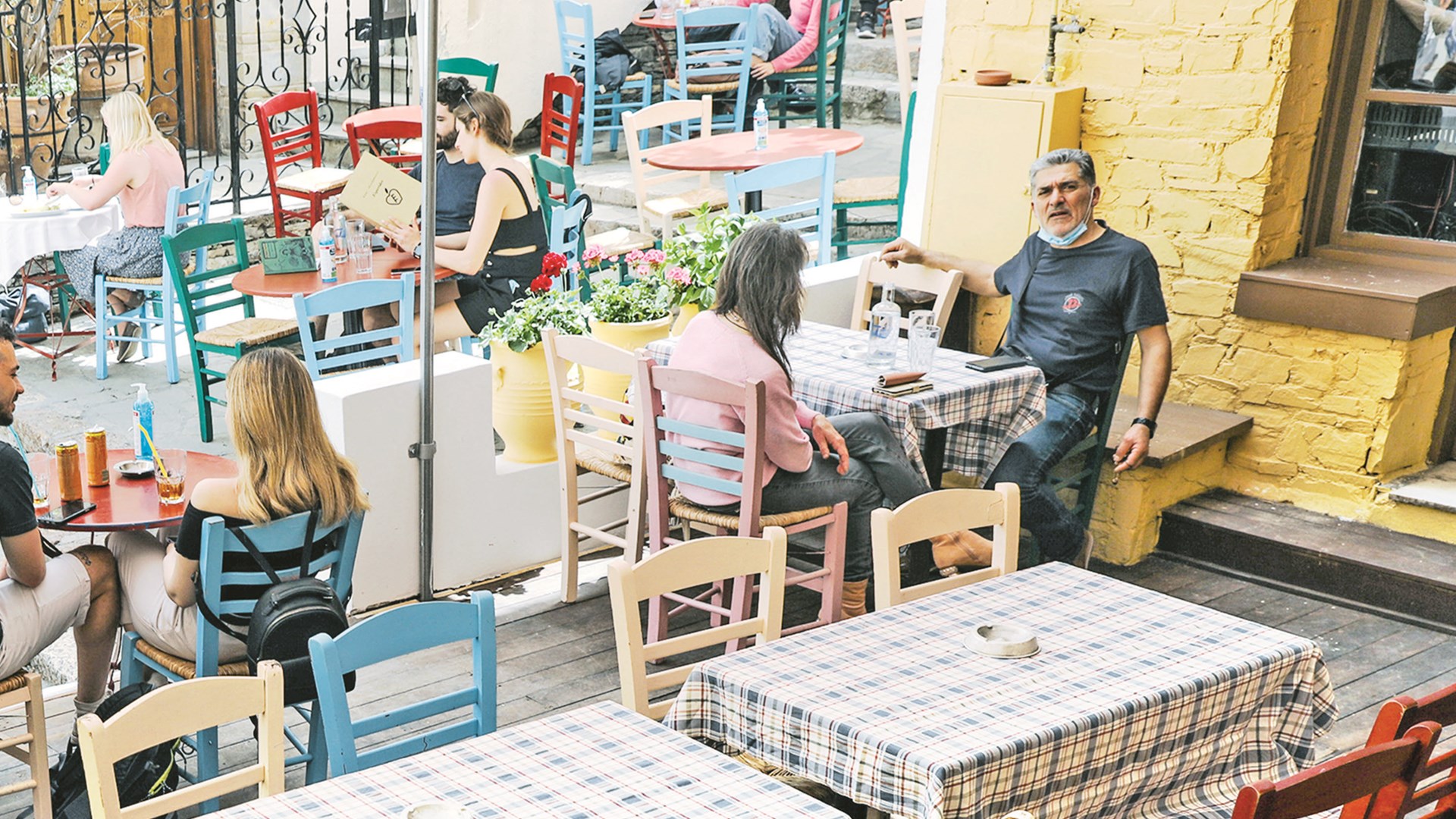 Μείωση σε κρούσματα και αριθμό διασωληνωμένων μέχρι τα τέλη Μαΐου – Τι “βλέπουν” Σαρηγιάννης και Τζανάκης