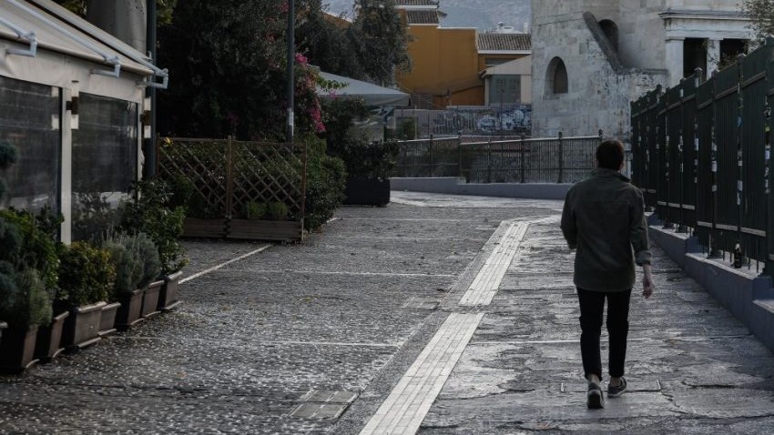 Την Τετάρτη οι ανακοινώσεις για sms και μετακινήσεις εκτός νομού – “Φρένο” από την Πελώνη στα περί προνομίων για εμβολιασμένους