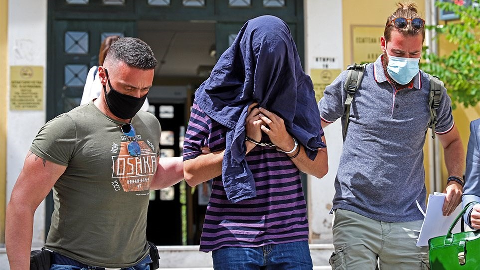 Νέα Σμύρνη: Ελεύθερος ο 22χρονος επιδειξίας – Αναβλήθηκε η δίκη του