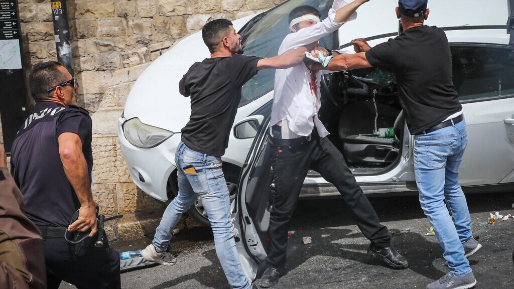 Ισραήλ: H στιγμή που οδηγός αυτοκινήτου δέχεται επίθεση με πέτρες από Παλαιστίνιους και στη συνέχεια πέφτει πάνω τους – ΒΙΝΤΕΟ