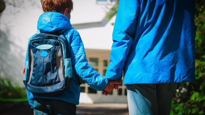 Τι αλλάζει στις γονικές άδειες: Πόσες ημέρες δικαιούται ο νέος πατέρας – Προστασία από την απόλυση για 6 μήνες