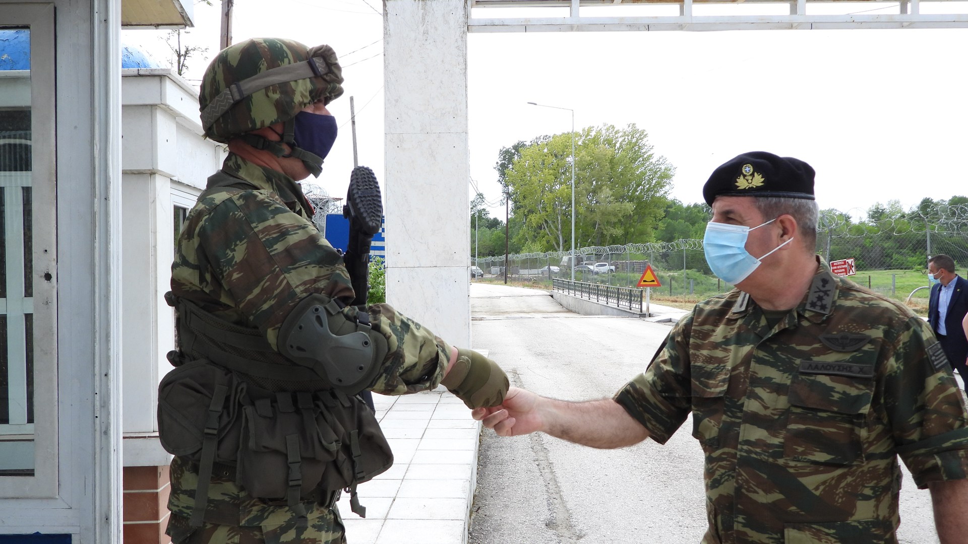 Ο Αρχηγός ΓΕΣ στα σύνορα με την Τουρκία – ΦΩΤΟ