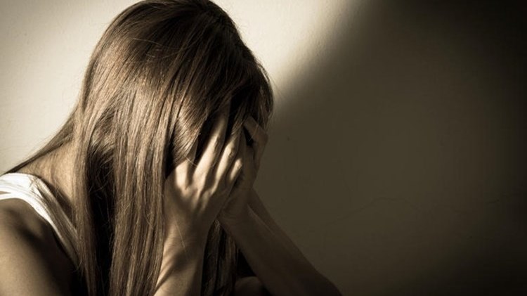 Κόρινθος: Σοκάρει η 17χρονη που βίαζε ο πατέρας της επί 5 χρόνια – “Με χτυπούσε πάντα με μανία”