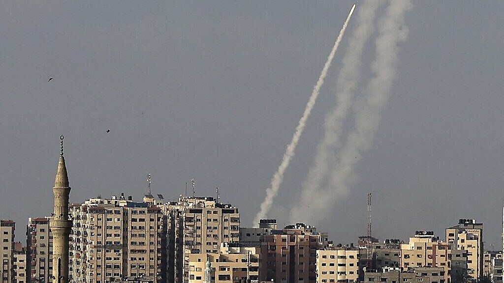“Φλέγεται” η Γάζα: 20 Παλαιστίνιοι νεκροί από ισραηλινούς βομβαρδισμούς –  Ρουκέτες της Χαμάς έπληξαν την Ιερουσαλήμ