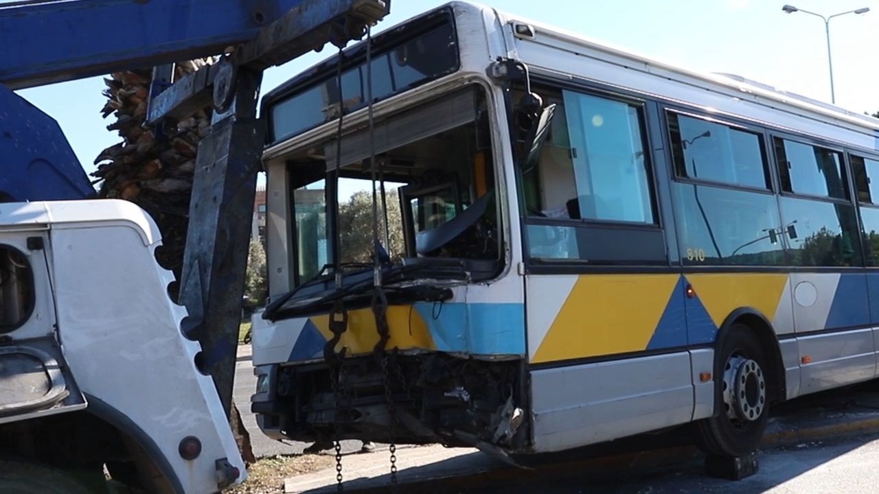 Χαϊδάρι: Τροχαίο με αστικό λεωφορείο που έπεσε σε φανάρι – Δεν είχε επιβάτες