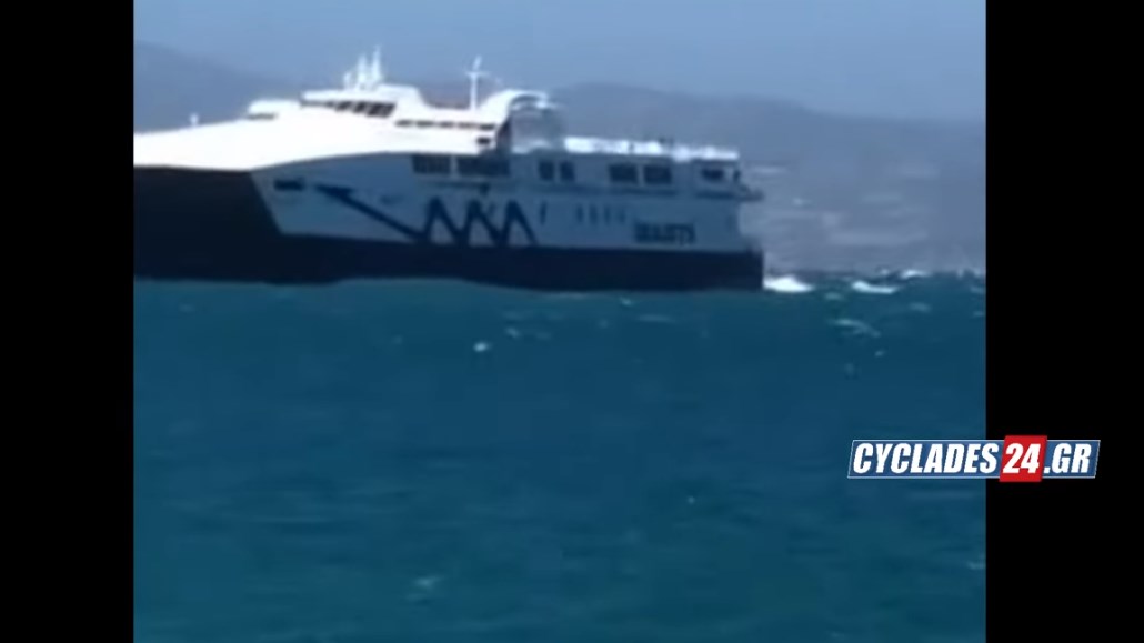 Νάξος: Πλοίο “παλεύει” με τα κύματα – Η προσπάθεια του καπετάνιου να δέσει