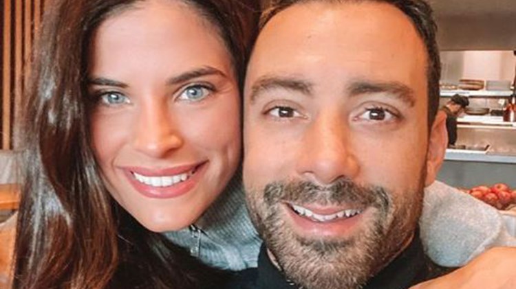 Σάκης Τανιμανίδης: Έκανε την κοιλιά της Χριστίνας Μπόμπα τραπεζάκι για τον καφέ του – ΒΙΝΤΕΟ