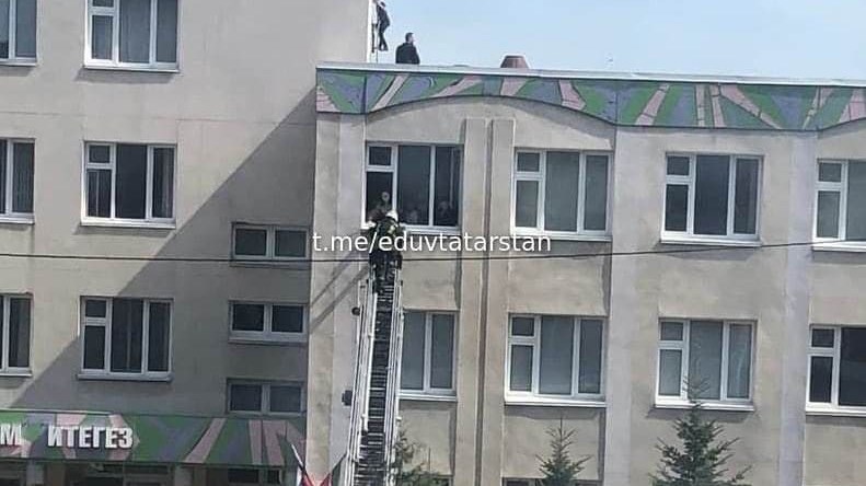 Επίθεση σε σχολείο στη Ρωσία: Μαθητές πηδούν από παράθυρα για να σωθούν – Οι πρώτες εικόνες – ΒΙΝΤΕΟ