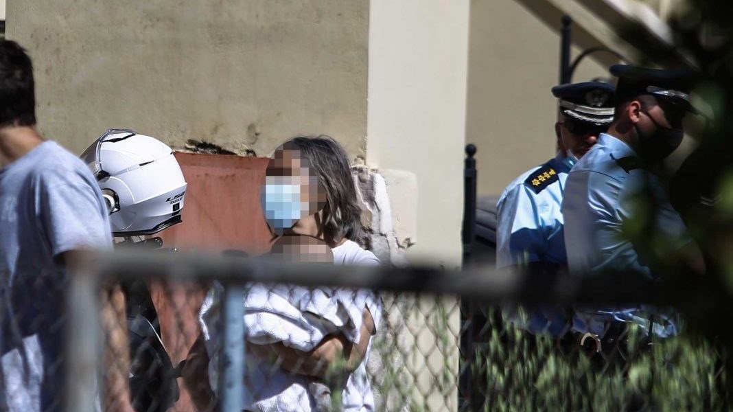 Γλυκά Νερά: Η συγκλονιστική στιγμή που η γιαγιά απομακρύνει το βρέφος από το σπίτι