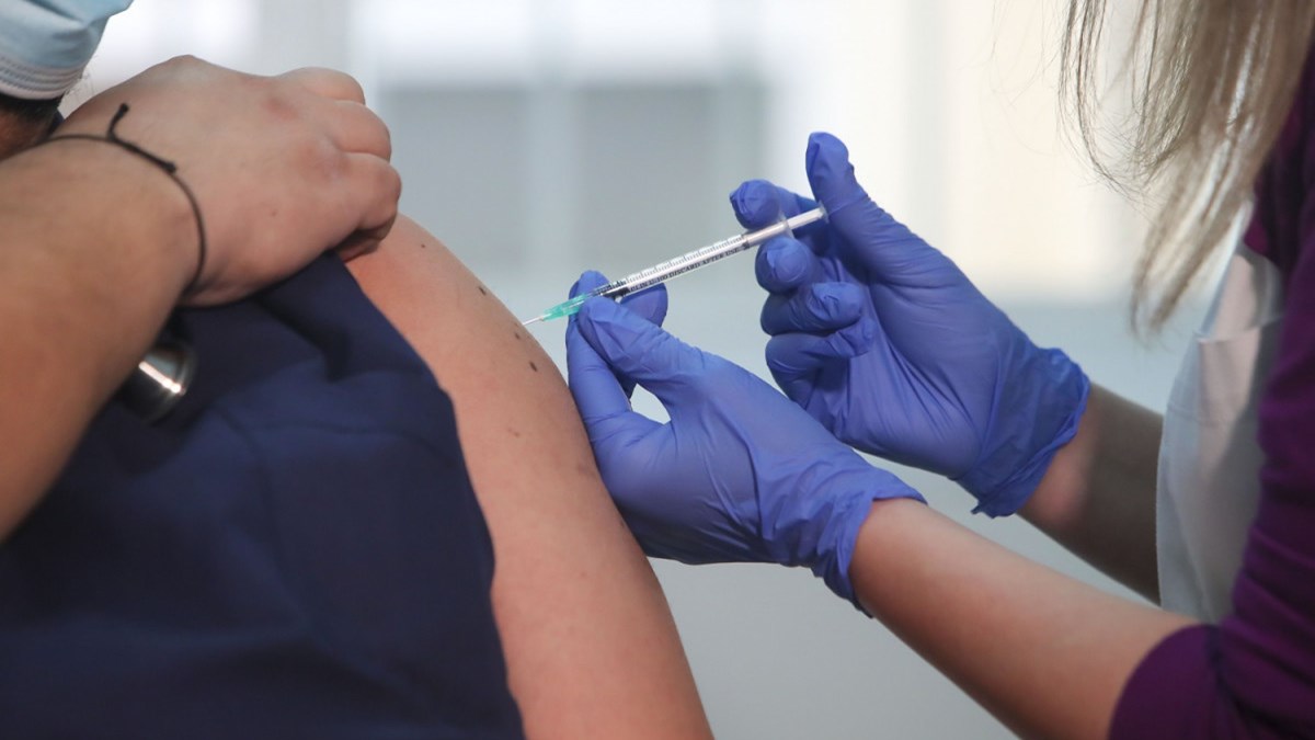 Κορονοϊός – Λαμία: Σάλος με γιατρό σε εμβολιαστικό κέντρο που έλεγε στον κόσμο να μην κάνει το εμβόλιο