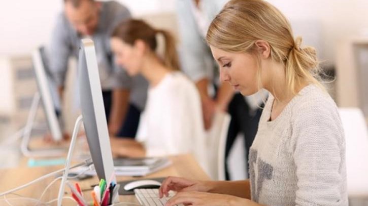 Τα “καυτά” σημεία του εργασιακού νομοσχεδίου: Τι έρχεται για 8ωρο, υπερωρίες και κυριακάτικη εργασία