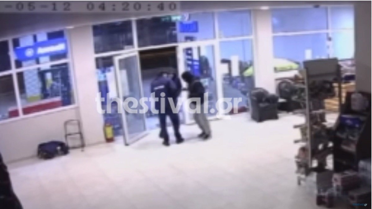 Θεσσαλονίκη: Μεροκάματο του τρόμου για υπάλληλο βενζινάδικου – Καρέ καρέ η ένοπλη ληστεία σε ΒΙΝΤΕΟ ντοκουμέντο