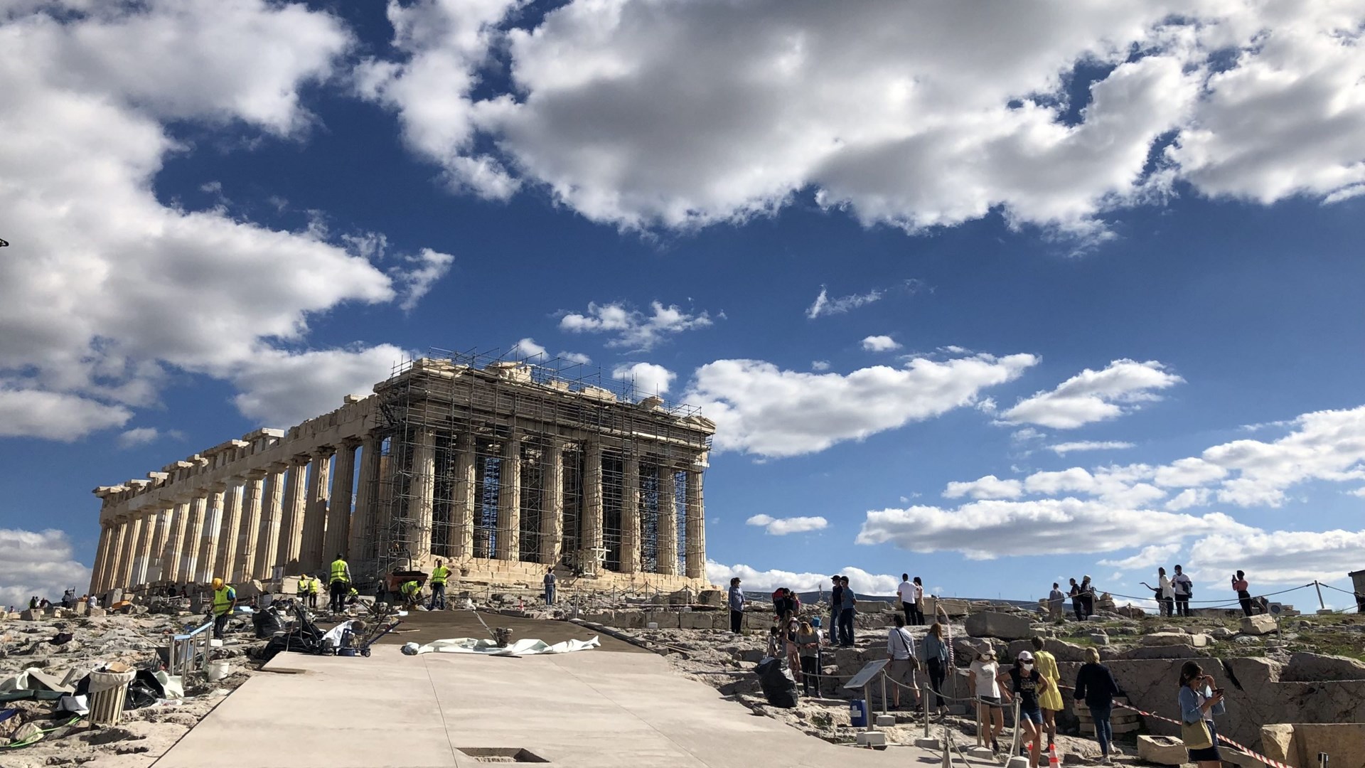 Υπουργείο Πολιτισμού: Οπαδοί ανέβηκαν στην Ακρόπολη και σήκωσαν πανό