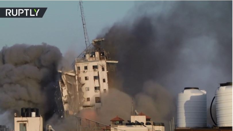 Γάζα: Η στιγμή που κατέρρευσε 14ώροφο κτίριο έπειτα από ισραηλινή επιδρομή