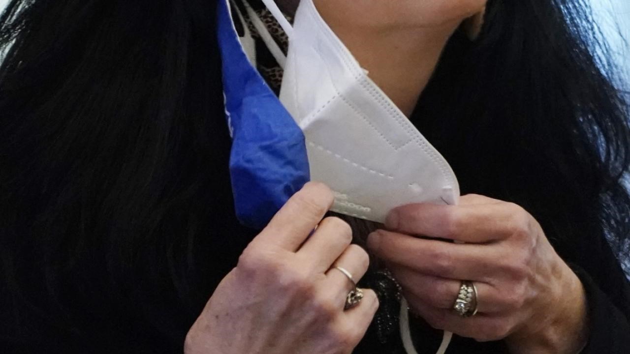 Επιστροφή στην κανονικότητα στις ΗΠΑ: Πετούν τις μάσκες οι πλήρως εμβολιασμένοι – Η νέα οδηγία από τα CDC